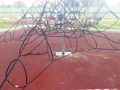 Ремонт оборудования на детской площадке осуществили сотрудники компании «Лабвита»