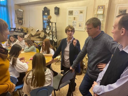 Сергей Бородин с коллегой по депутатскому корпусу Дмитрием Травкиным провели встречу в волонтёрском центре поддержки участников СВО