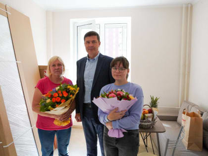 Владимир Волков поздравил юную жительницу Люберец с новосельем