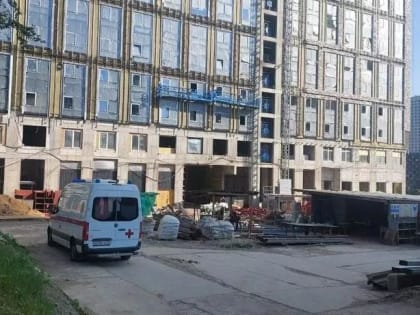 На Причальном проезде разбился рабочий, упав в шахту лифта