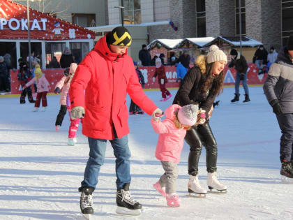 Более 400 жителей Люберец приняли участие в спортивных праздниках на Центральном катке