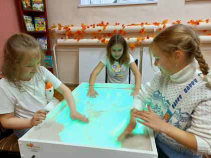 В Рузской библиотеке песком рисовали хлеб