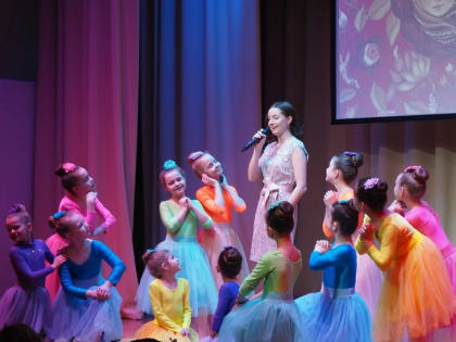 Праздничная программа, посвящённая 8 Марта, состоялась в ЦКР «Вертикаль»