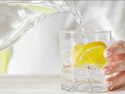 Диетолог Мухина: вода с лимоном и ореховое молоко разжижают кровь