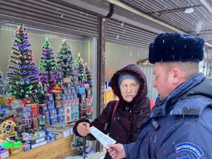 Работники «Мособлпожспас» призывают соблюдать правила эксплуатации при использовании пиротехнических изделий во время новогодних праздников