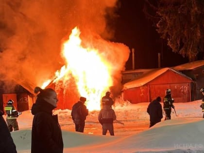 В посёлке Глебовский горят гаражи