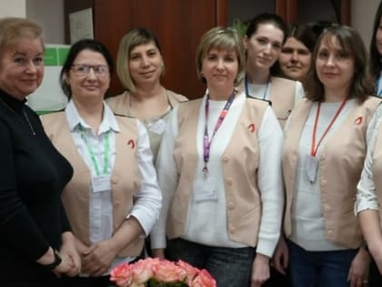 Сотрудницы центра госуслуг в Дзержинском отметили 8 марта