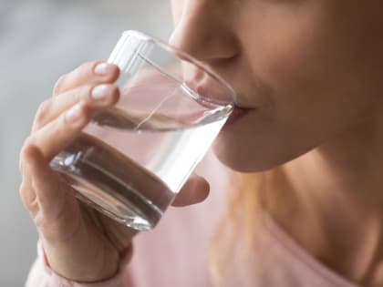 Диетолог Тихомирова объяснила, почему важно пить стакан воды натощак