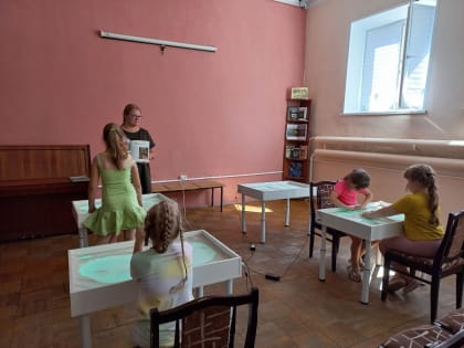 Рузские ребята изображали на песке домашних любимцев