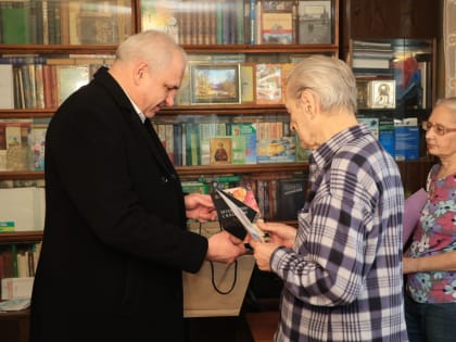 Глава Дзержинского Владимир Шелухин поздравил жителя города Ивана Дмитриевича Киселева с 90‑летием 25 января.