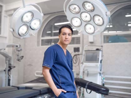 Хирург Хайдаров ответил на обвинения певицы Славы