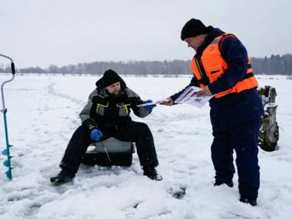 Московские спасатели предупреждают любителей зимней рыбалки об опасности весеннего льда
