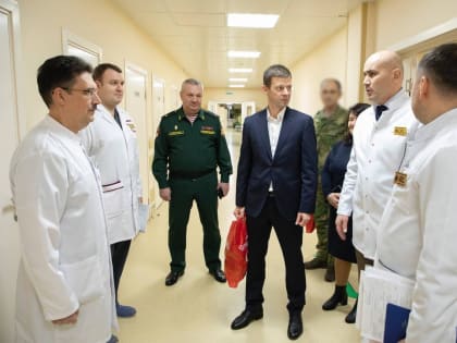 Сергей Юров поздравил бойцов, проходящих лечение в Главном клиническом госпитале Росгвардии