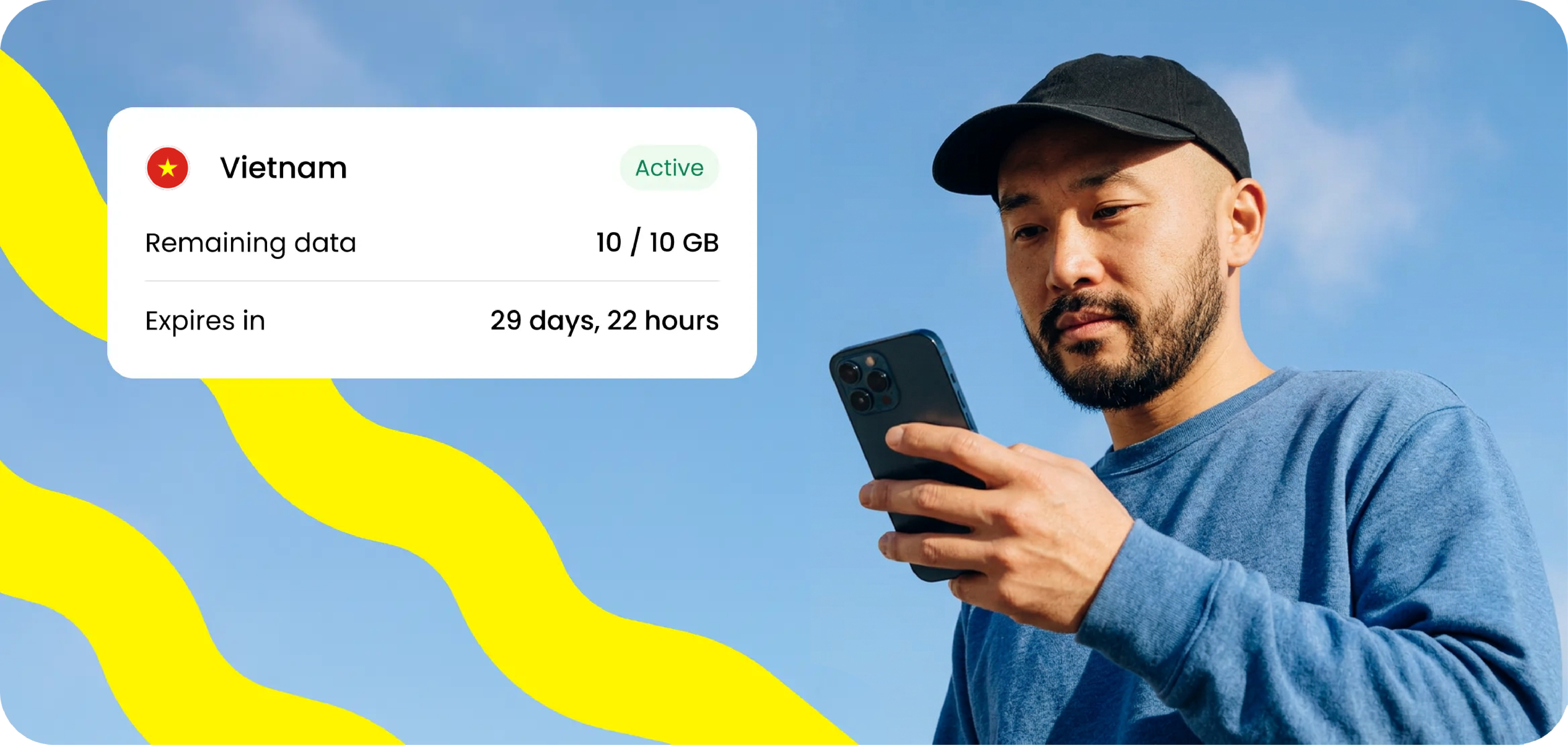 Một người đàn ông xem gói eSIM Mỹ của esim.vn trên điện thoại.