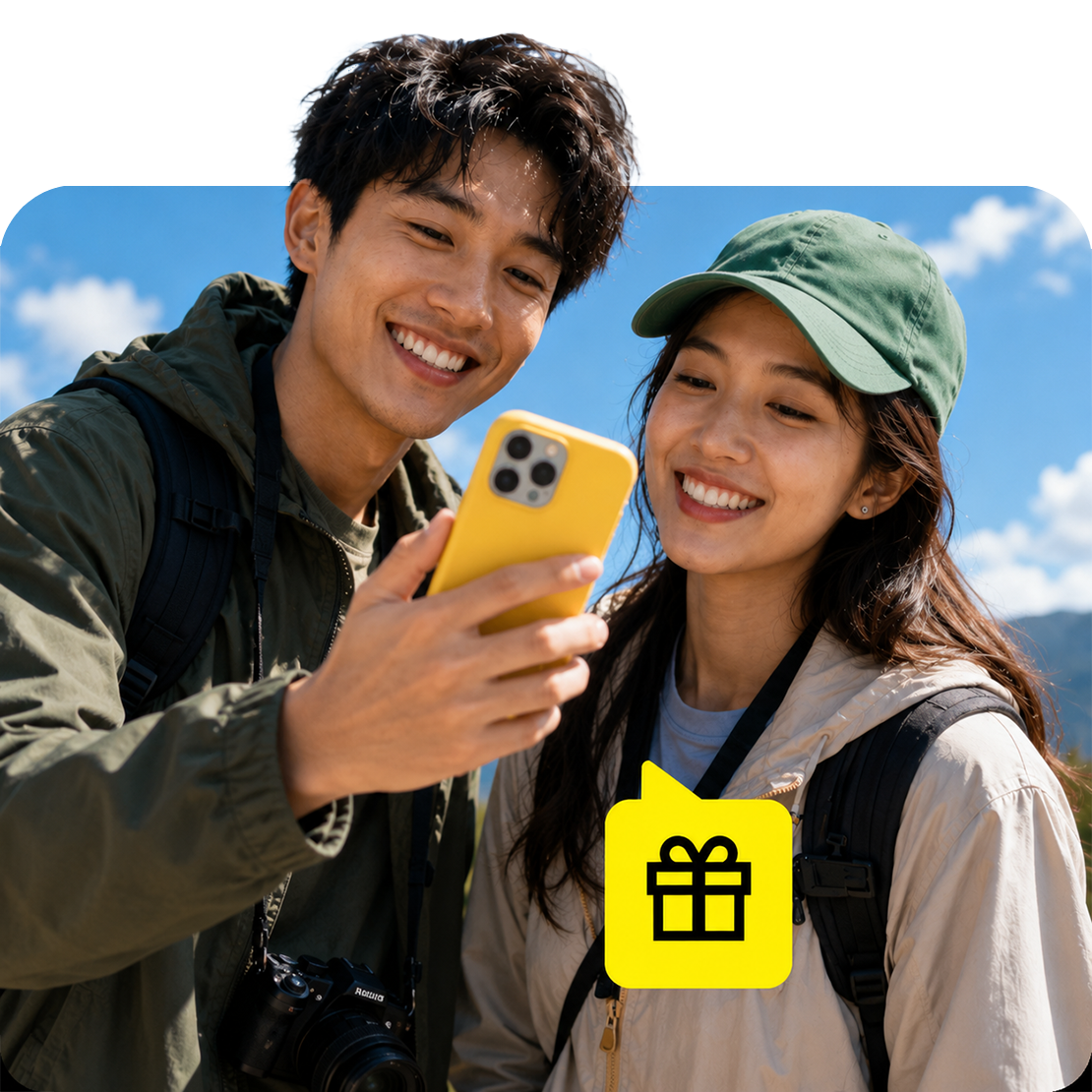 Một cặp đôi vui vẻ tận hưởng lợi ích từ chương trình giới thiệu của esim.vn.