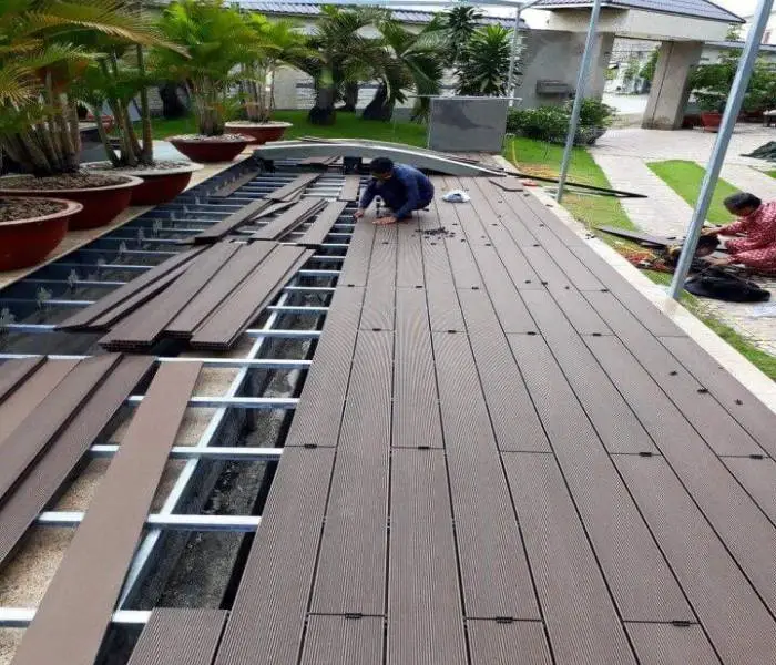 Thi công sàn gỗ nhựa sân vườn Giải pháp hoàn hảo cho không gian ngoài trời