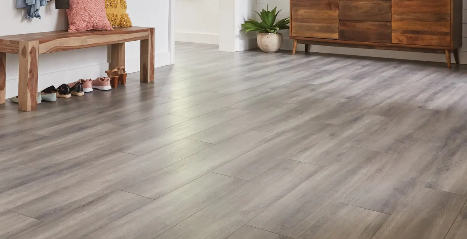 Cách chọn sàn gỗ công nghiệp dễ vệ sinh và bảo trì