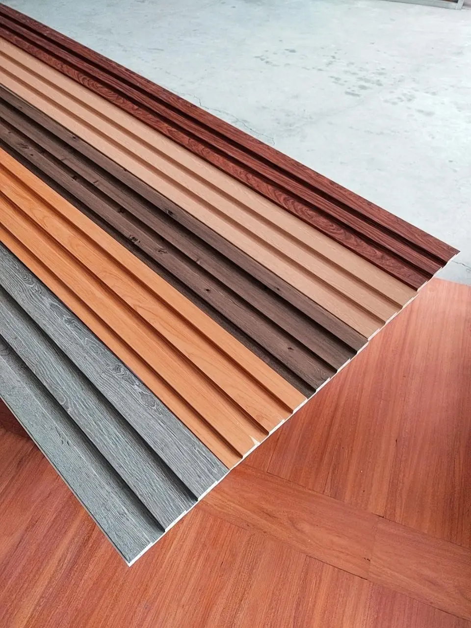 Giá ốp tường nhựa giả gỗ: Tựa đề