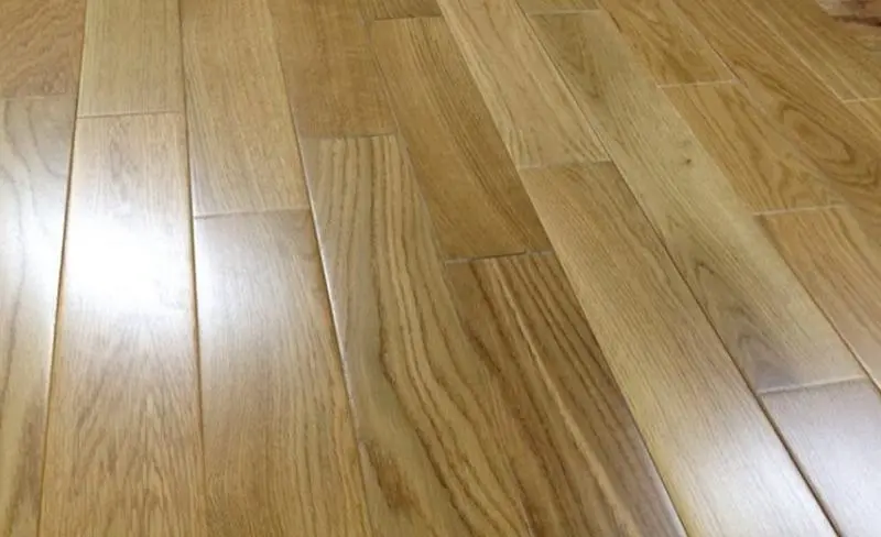 Nên Lát Sàn Gỗ Tự Nhiên Hay Công Nghiệp? So Sánh Chi Tiết