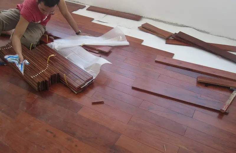 Nên Lát Sàn Gỗ Tự Nhiên Hay Công Nghiệp? So Sánh Chi Tiết