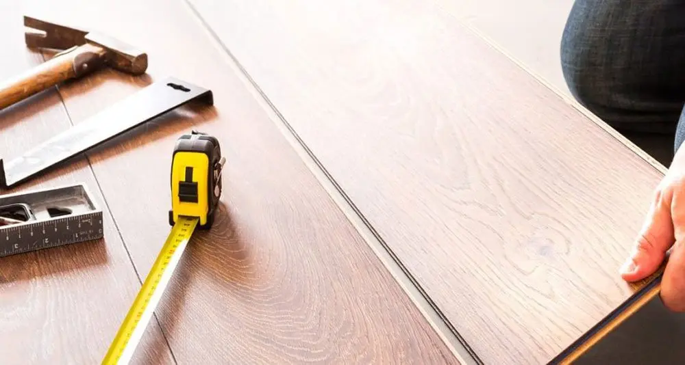 Nên Lát Sàn Gỗ Tự Nhiên Hay Công Nghiệp? So Sánh Chi Tiết