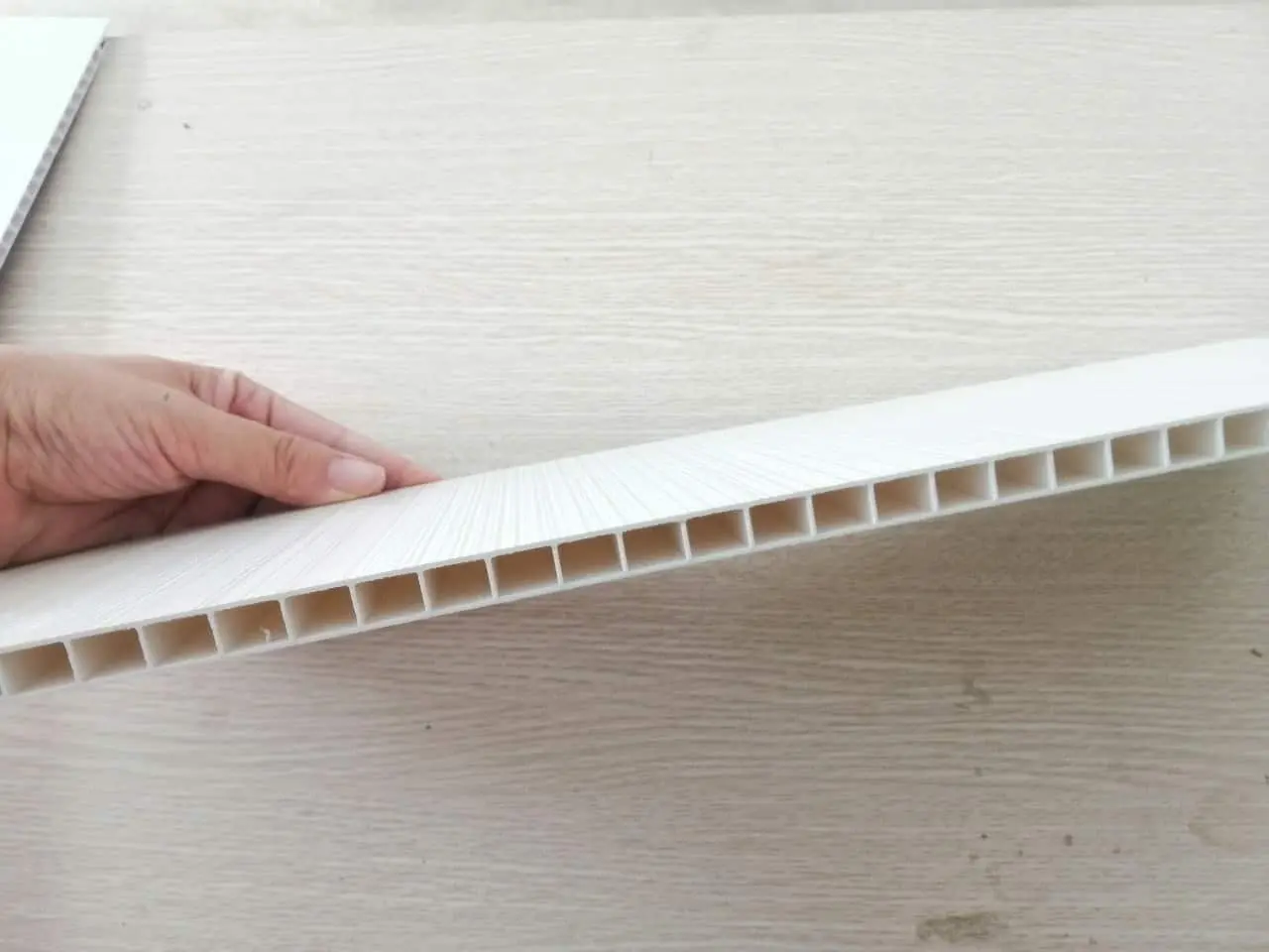 Thợ thi công bắn vít và lắp ghép hèm khóa tấm nhựa ốp tường