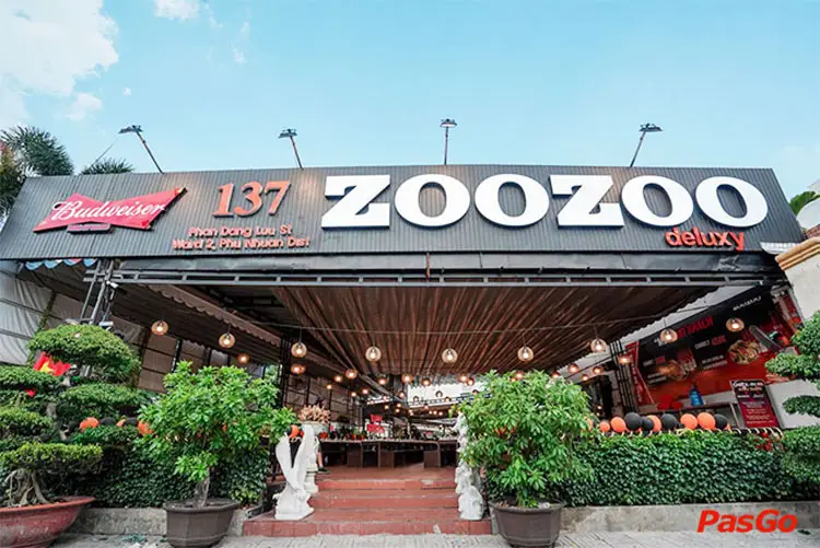 <strong>Gỗ nhựa Composite</strong> Giải Pháp Ưu Việt cho Bảng Hiệu Ngoài Trời”></div>
<p>Chi phí lắp đặt bảng hiệu gỗ nhựa khoảng <strong>1.500.000 đồng/m2</strong>, bao gồm chi phí khung xương, vật tư, nhân công và phụ kiện. Đây là mức giá dự kiến và có thể thay đổi tùy vào vật liệu và độ khó trong thi công.</p>
<h2><span id=