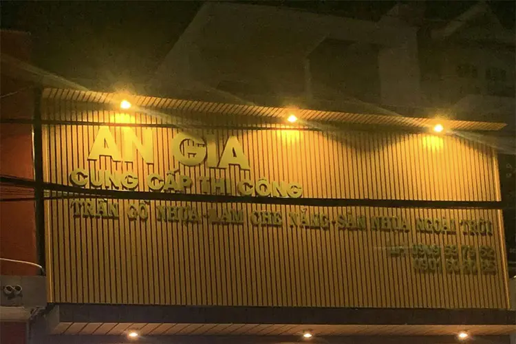<strong>Gỗ nhựa Composite</strong> Giải Pháp Ưu Việt cho Bảng Hiệu Ngoài Trời”></div>
<p><strong>Gỗ nhựa Composite</strong> là lựa chọn thông minh và bền vững cho các bảng hiệu ngoài trời, giúp bạn tạo dựng một thương hiệu ấn tượng và dễ nhớ. Với những ưu điểm vượt trội về tính năng và thẩm mỹ, vật liệu này đang chiếm ưu thế trong ngành quảng cáo và trang trí hiện nay.</p>
<p> </p>
<p><a class=