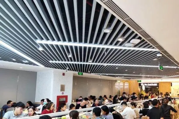 Tấm ốp tường hợp kim nhôm: Một sự lựa chọn hoàn hảo cho công trình của bạn Hệ lam trần màu tối trong không gian rộng