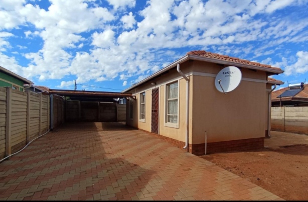 Spacious 3 bedroom house available in Rosslyn gardens for Sale