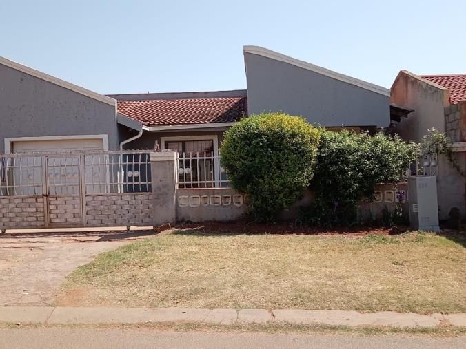 Charming 3-bedroom Haven in Protea Glen-Ext.2