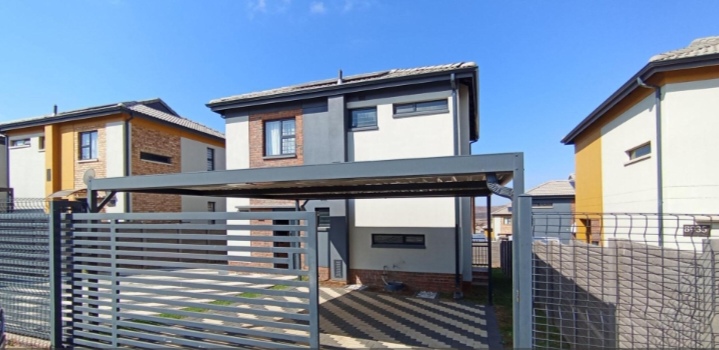 Modern 3 bedroom 2 bathroom house in Lotus Gardens