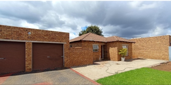 Spacious 3 bedroom 2 bathroom Family Home for sale in Karen park
