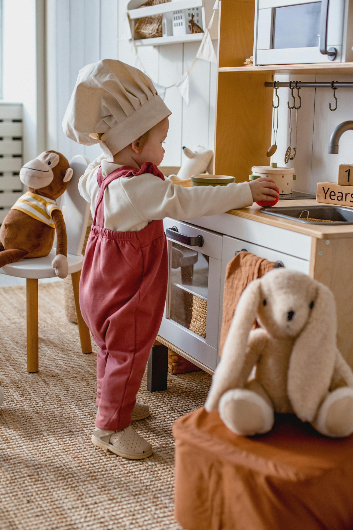 Eine stilvolle Kinderküche aus Holz mit passendem Zubehör