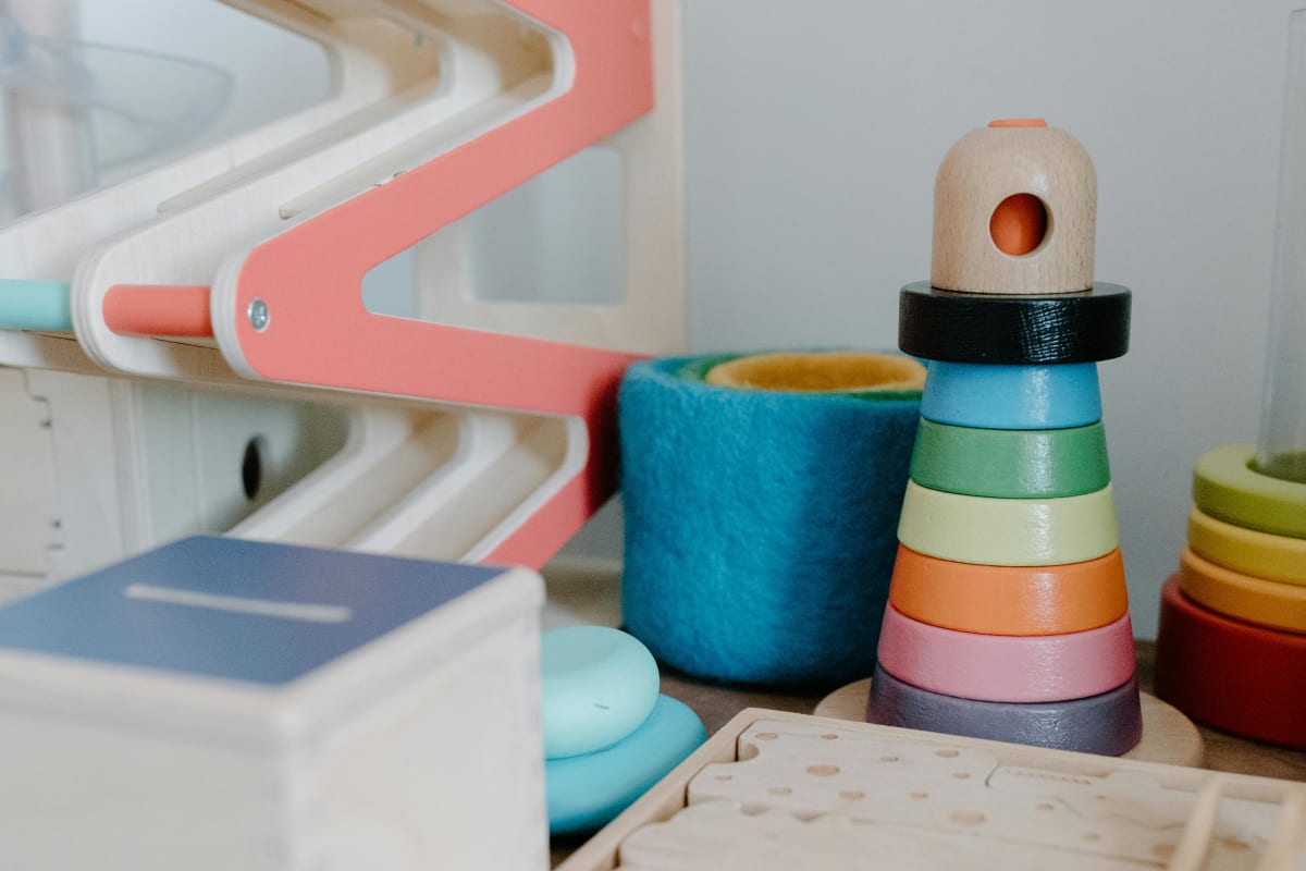 Was ist Montessori-Spielzeug? Vorteile für die Entwicklung & Checkliste