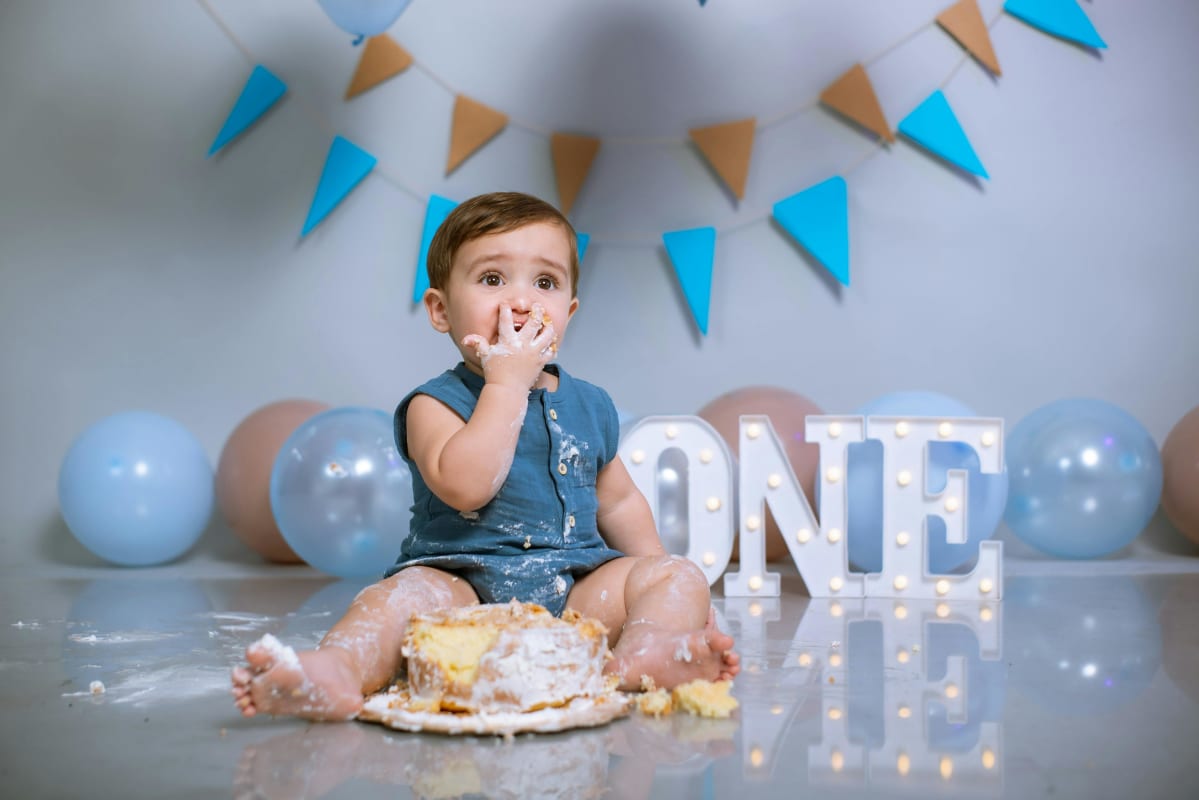 Ein Kind feiert seinen ersten Geburtstag mit einer Geburtstagstorte