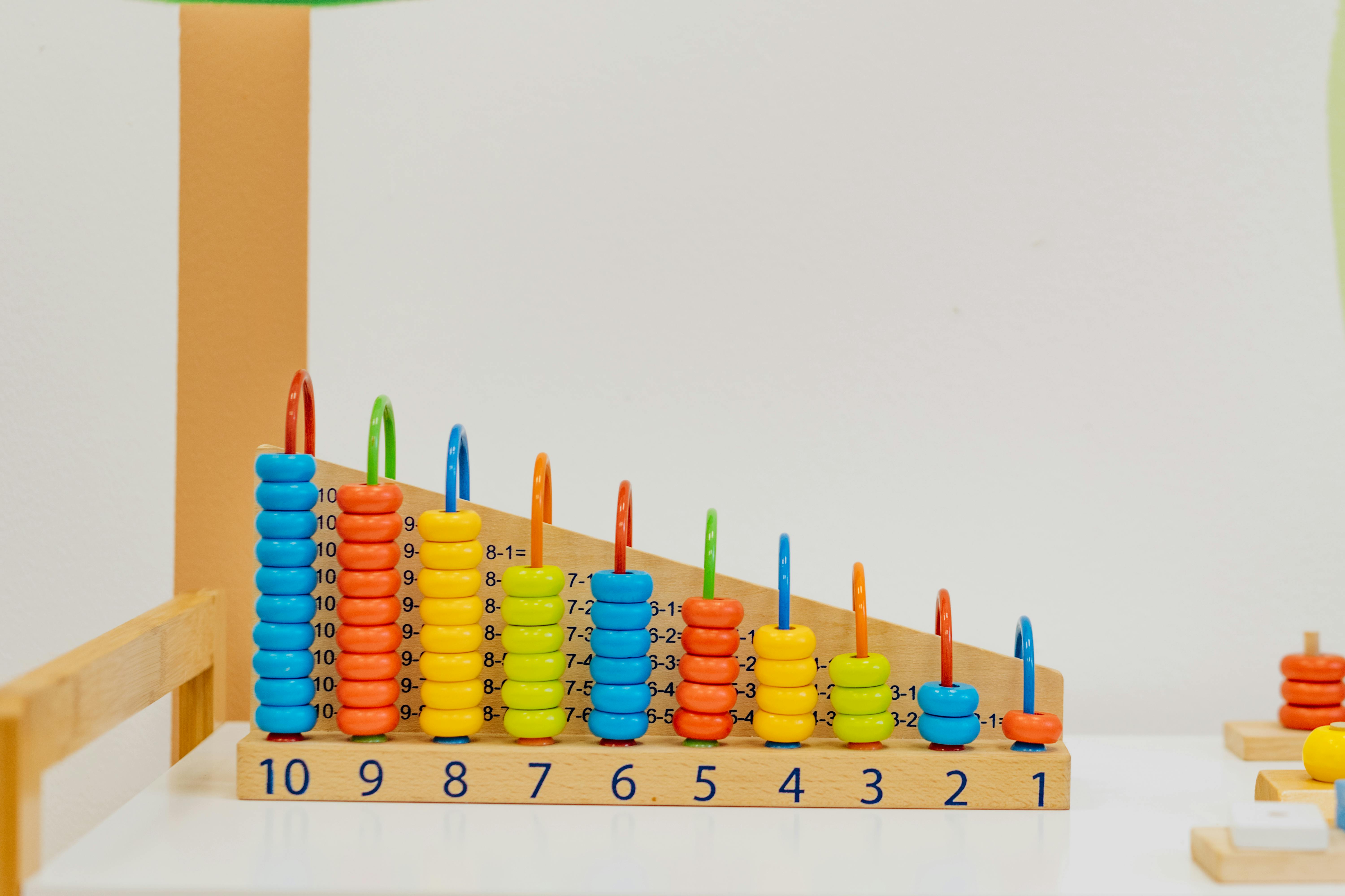 Kinder experimentieren spielerisch mit MINT-Spielzeug im Kindergarten