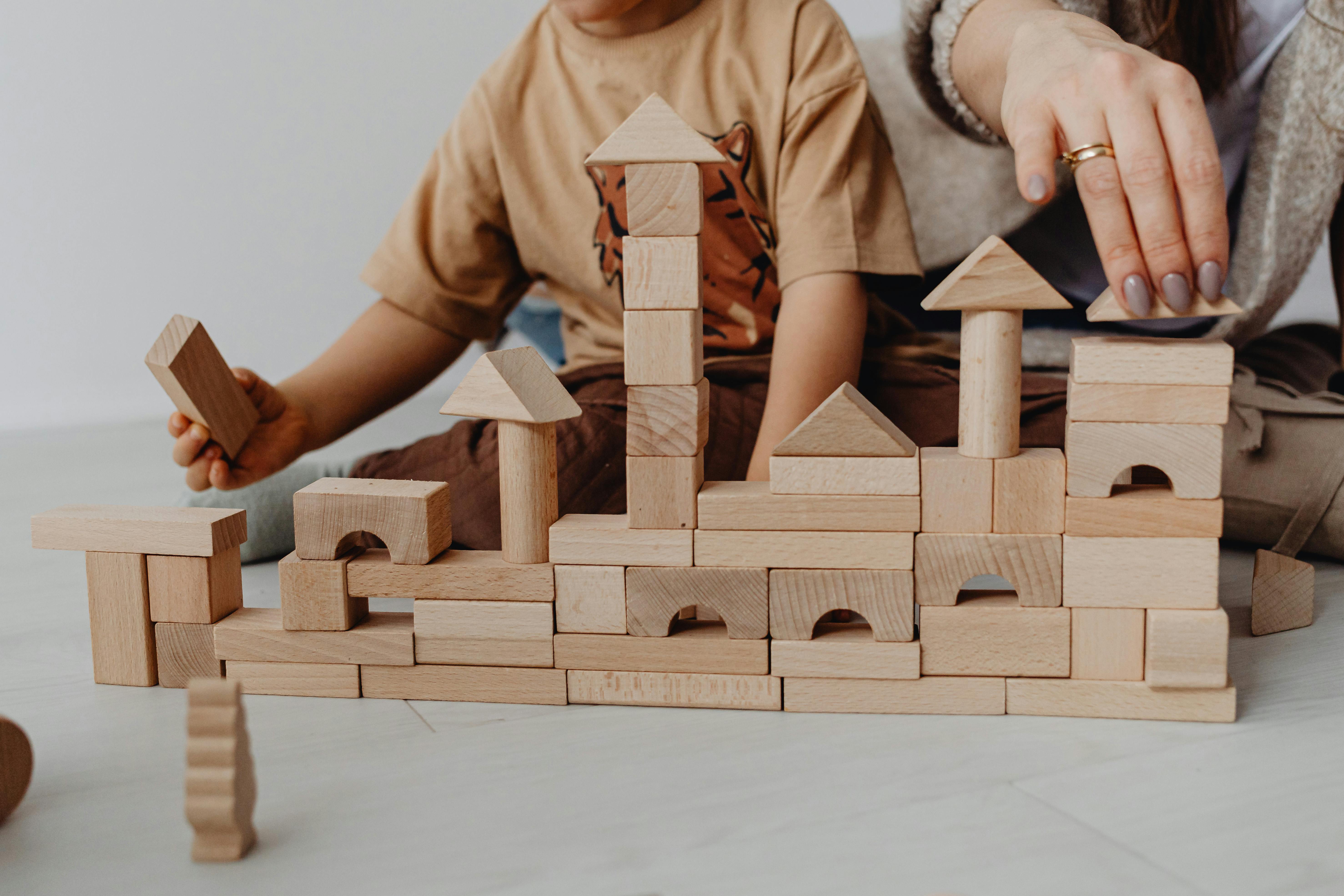 Holzbausteine: Warum der Klassiker das beste Spielzeug für die Entwicklung ist