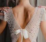 Retouche du dos nu sur la robe de mariée