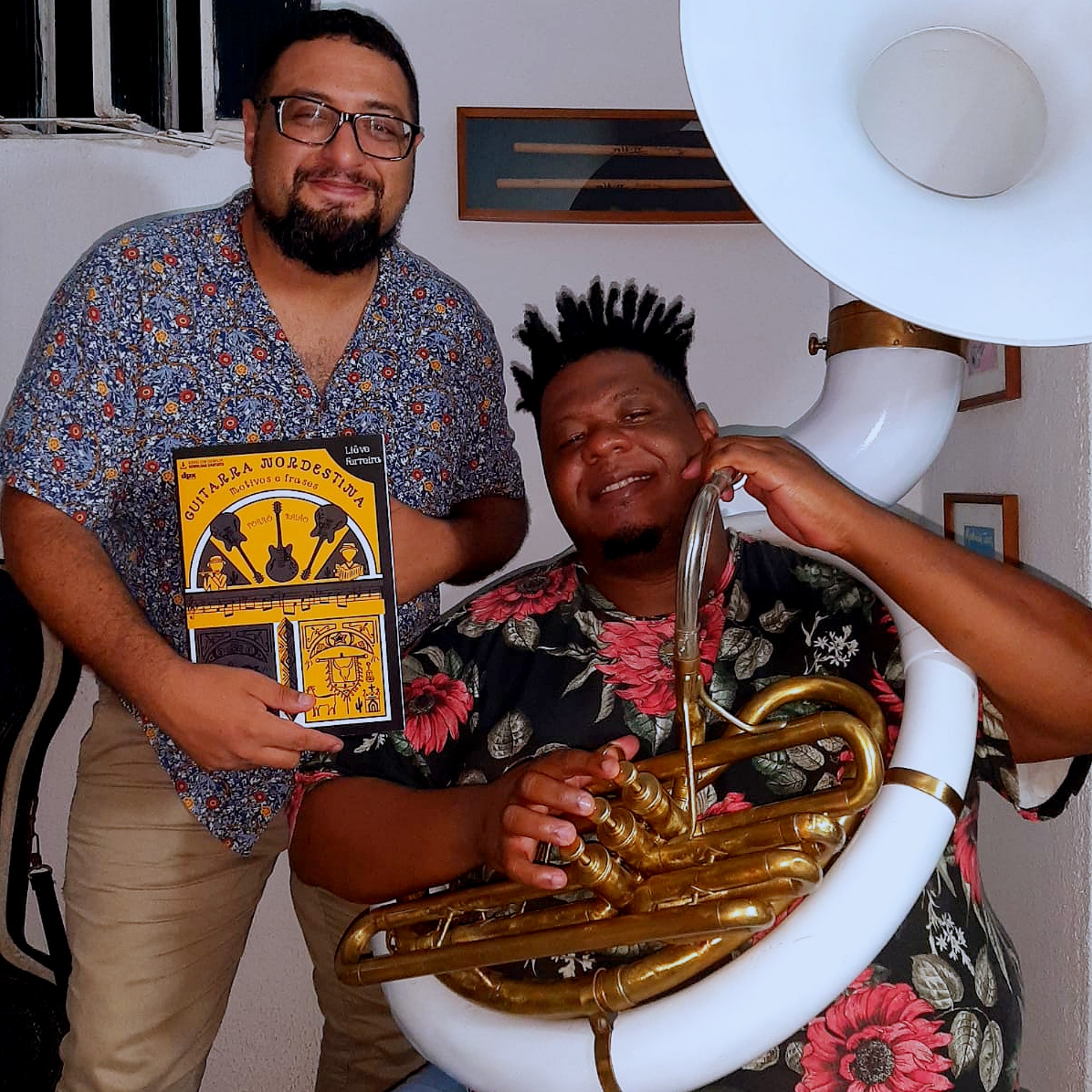 Maestro Waltinho D Souza com o Livro Guitarra Nordestina - Motivos e Frases