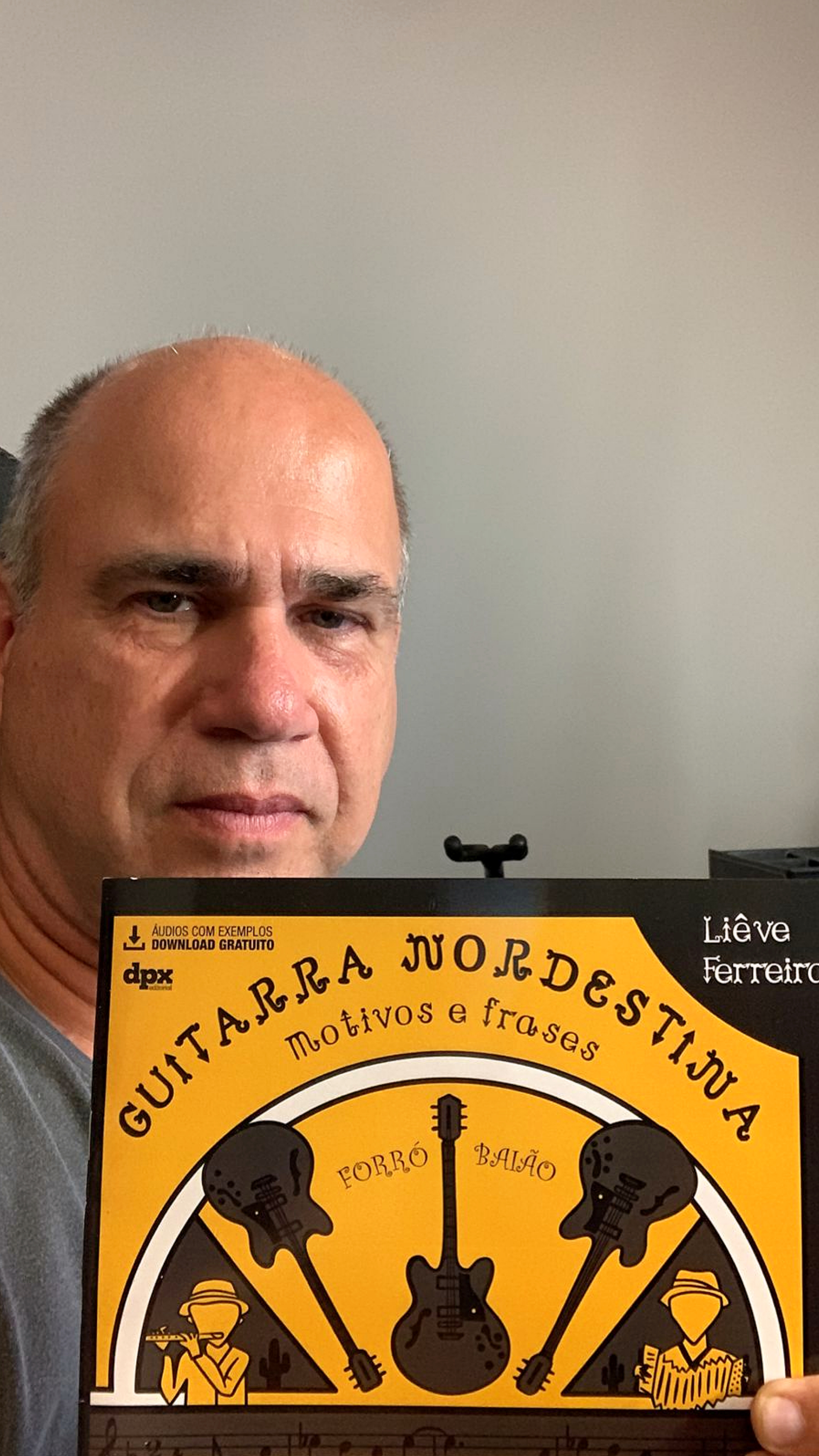 Nelson Faria com o Livro Guitarra Nordestina - Motivos e Frases