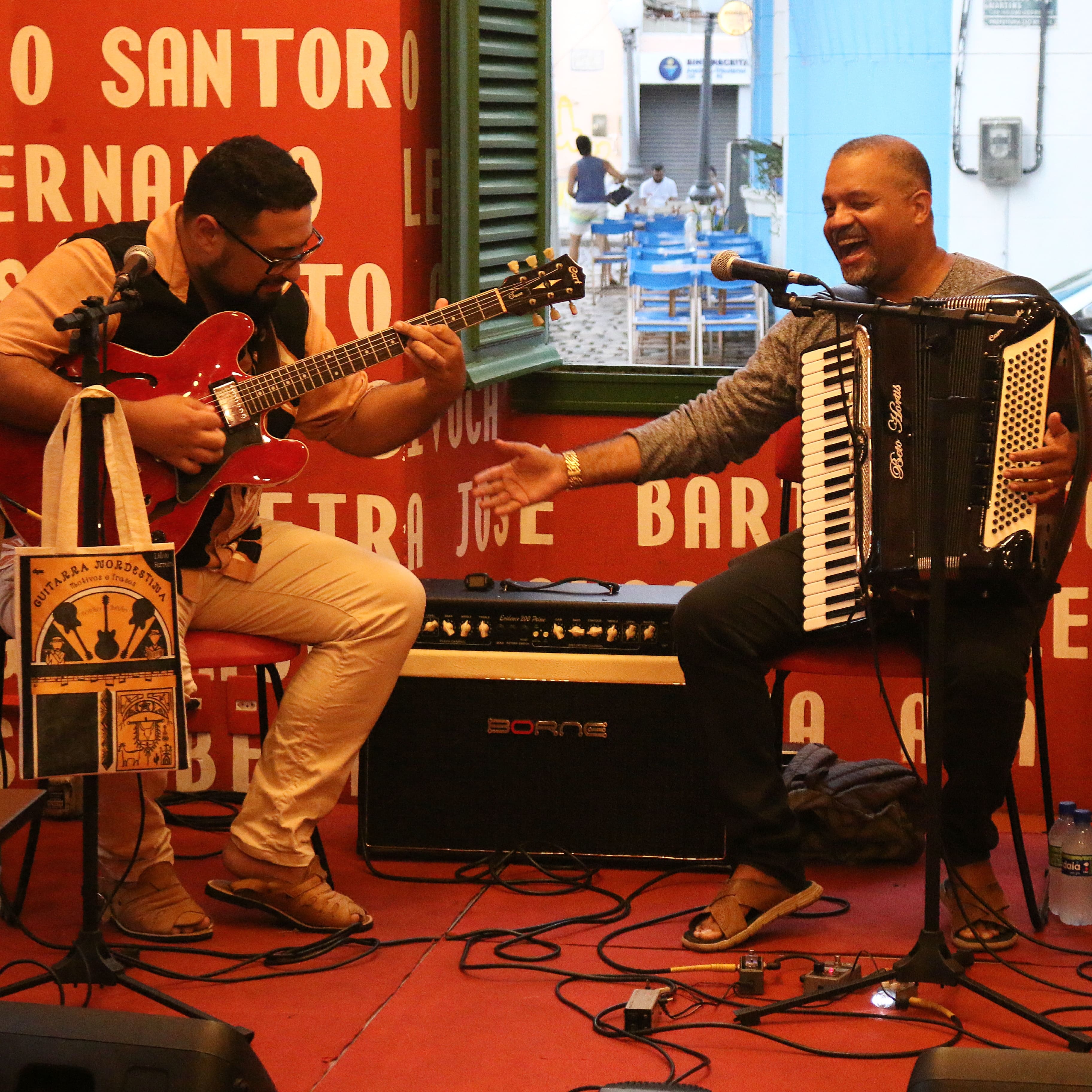 Liêve Ferreira apresentando livro Guitarra Nordestina Paço do Frevo - método forró baião