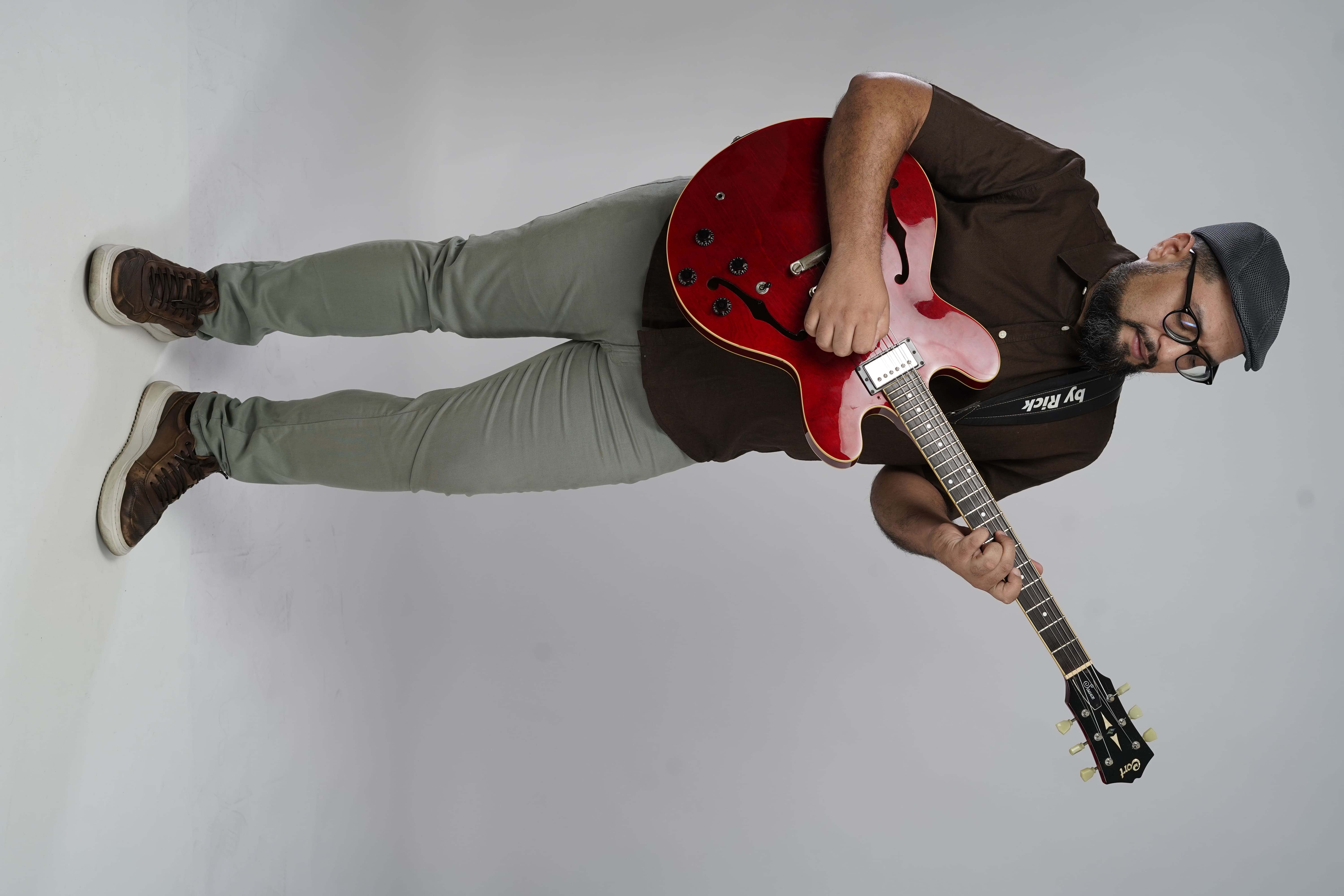 Liêve Ferreira guitarrista com ES-335 vermelha - especialista frevo forró