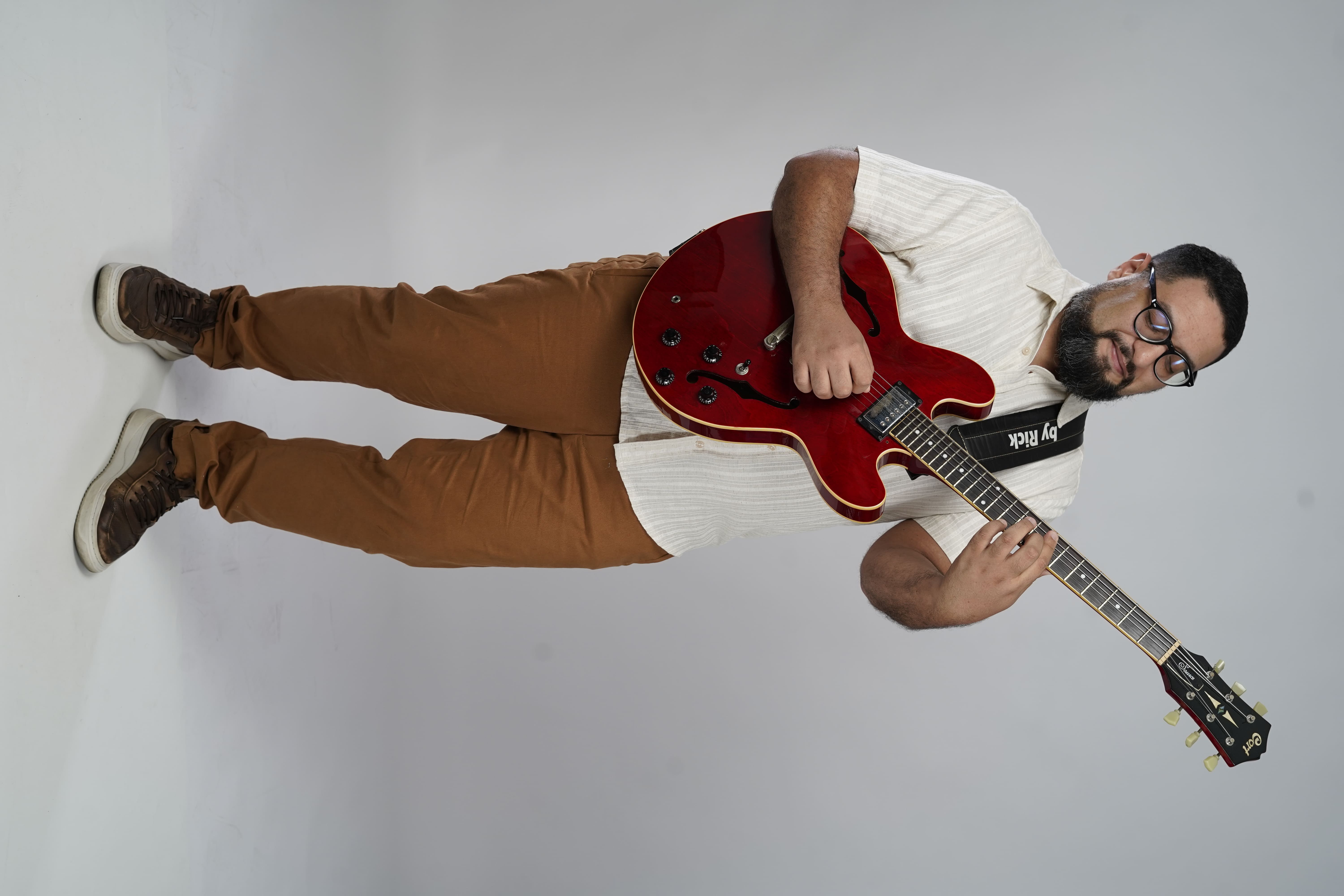 Liêve Ferreira com guitarra ES-335 vermelha - especialista em guitarra nordestina
