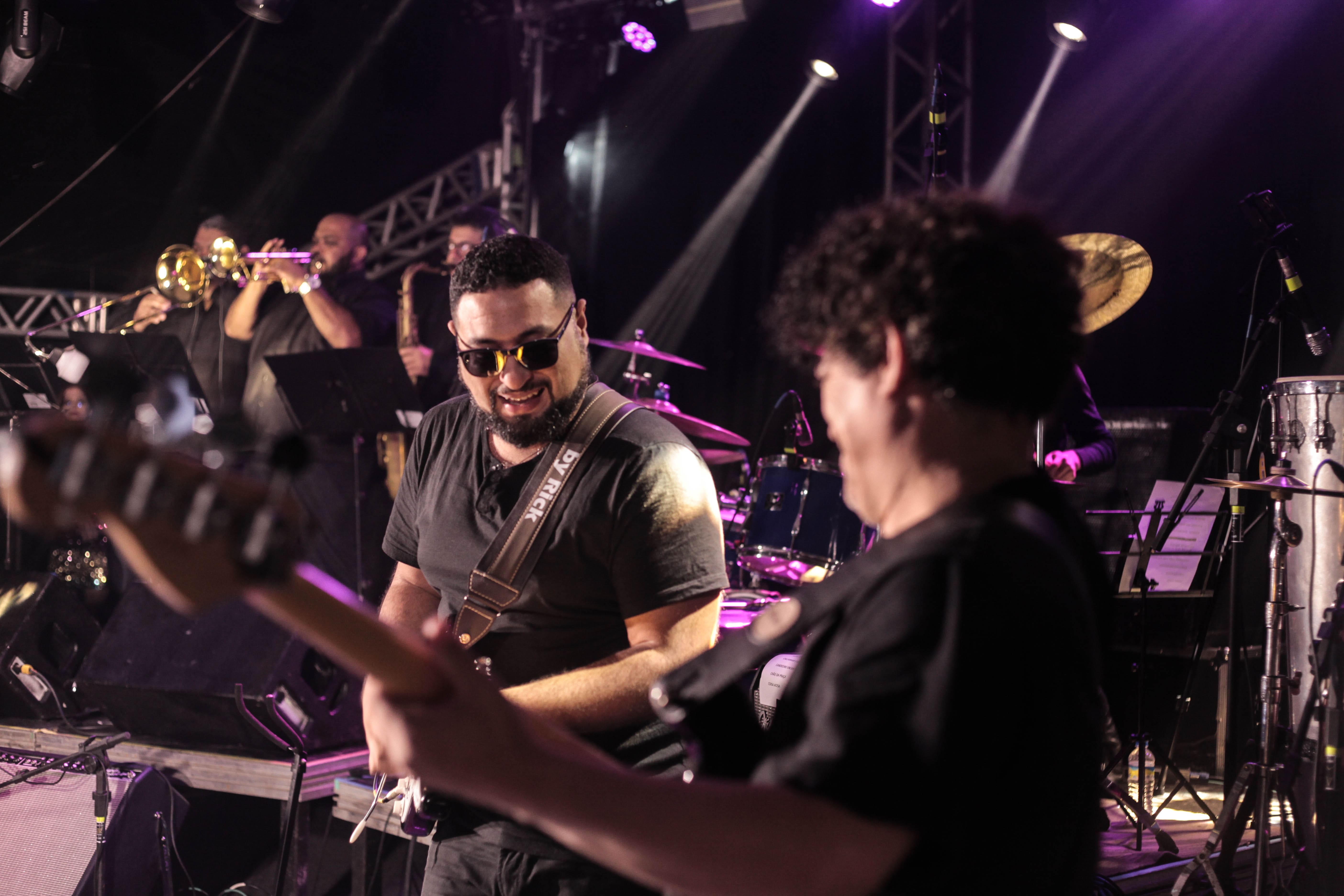 Liêve Ferreira especialista em guitarra nordestina com Maestro Spok e Helinho