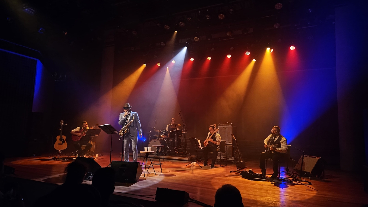Guitarrista Liêve Ferreira em apresentação com Maestro Spok no SESC São Paulo - frevo e forró