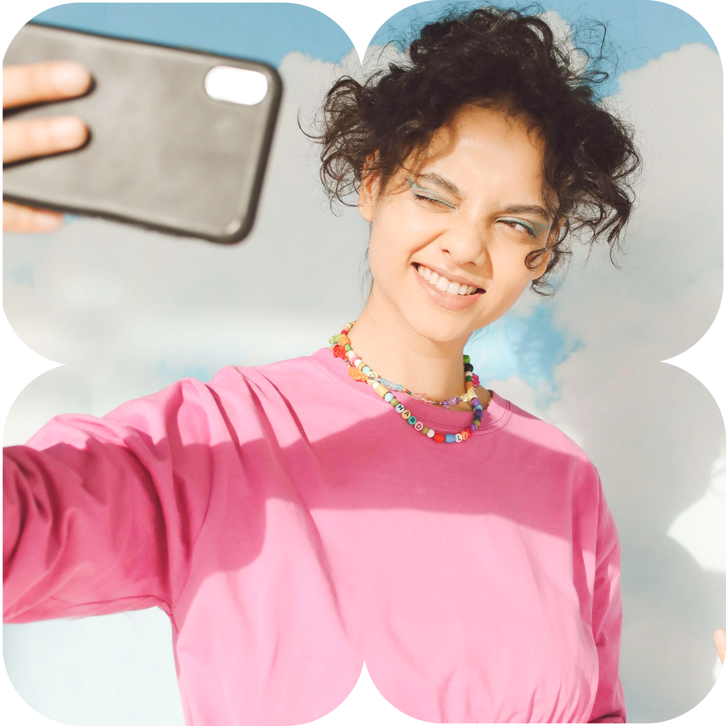 Una joven tomando una selfie con una gran sonrisa y guiñando un ojo, enmarcada por un diseño de borde único.