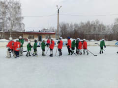 Хоккеисты Рощинского победили в товарищеском матче, посвященном 8 марта