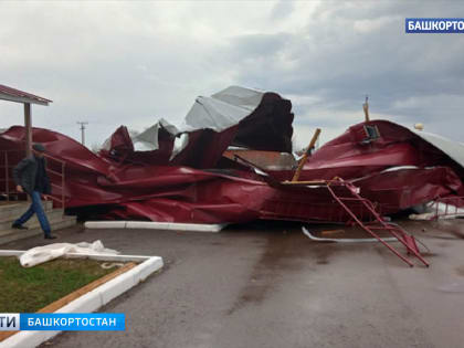 В Башкирии сильный ветер сорвал крышу здания бассейна