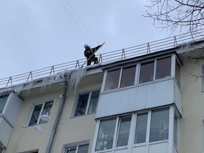 В Уфе на очистке крыш от снега и наледи задействовано 277 кровельщиков в составе 87 бригад
